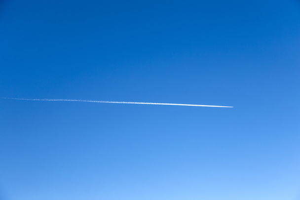 avión volando en un cielo perfectamente azul con Vapor Trail
  - Foto, imagen