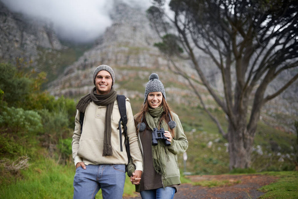 Caminhar é bom para a alma. Um jovem casal embrulhado calorosamente e caminhadas em uma trilha de montanha juntos - Foto, Imagem