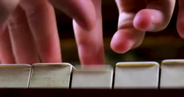 pianista piccolo suona il pianoforte splendidamente con entrambe le mani, orizzontale. - Filmati, video