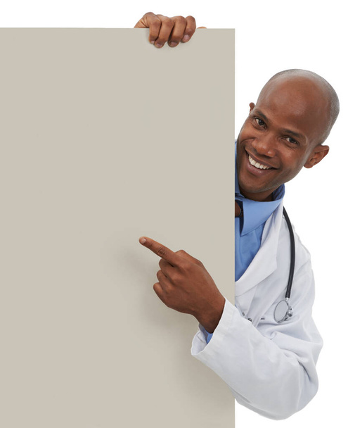 Apoyar su mensaje de atención médica. Un joven médico señalando un área reservada para el espacio de copia - Foto, Imagen