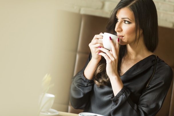 Jovem mulher bebendo café - Foto, Imagem