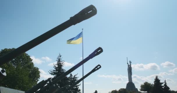 Grootste vlag van Oekraïne, zwaait in de wind. Cannon vaten en Motherland monument op de achtergrond. Oekraïne Hoge kwaliteit 4k beeldmateriaal - Video