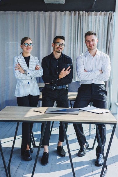 Company of business people working in office and discussing new ideas. Stylish business partners in the office - Fotoğraf, Görsel