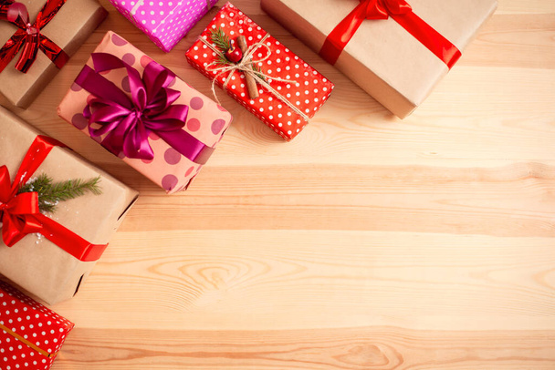 Kopiuj miejsce na napis z wieloma prezentami świątecznymi na drewnianym stole. Pojęcie świąt Bożego Narodzenia i Nowego Roku - Zdjęcie, obraz