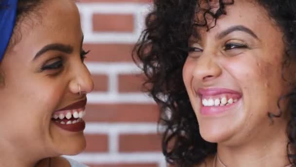 Portret czarnych kobiet, identyczne bliźniaczki i szczęśliwe, uśmiechnięte lub śmiejące się latynoski z Puerto Rico. Siostry, zabawne rodzeństwo i rodzinna kobieta twarze naturalnego piękna, kręcone włosy i szczęście razem. - Materiał filmowy, wideo