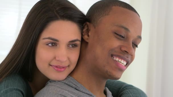 Novia sosteniendo novio afroamericano y riendo - Metraje, vídeo