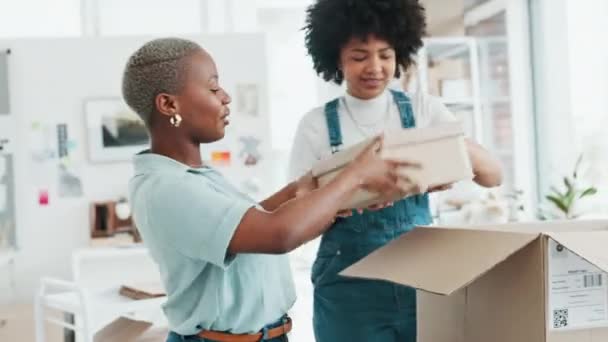 Üzletasszonyok csoportja szállítási, csomagolási és szállítási termékekkel. Fekete nők az irodában startup, e-kereskedelmi és online bevásárló cég üzembe csomagot vagy készletet egy dobozban az ügyfelek számára. - Felvétel, videó