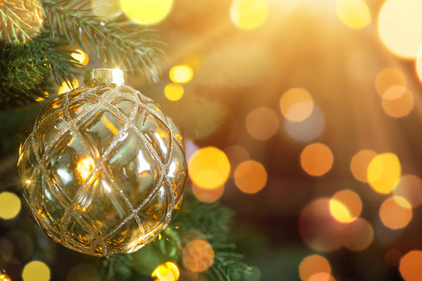 Karácsonyi csecsebecse lóg a villásreggelin bokeh-val és fényekkel. Ünnepi háttér - Fotó, kép