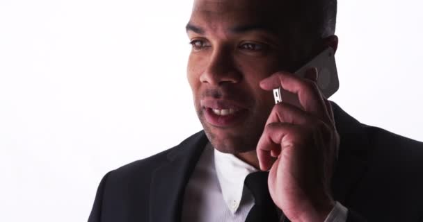 glücklicher schwarzer Geschäftsmann, der auf dem Smartphone spricht - Filmmaterial, Video