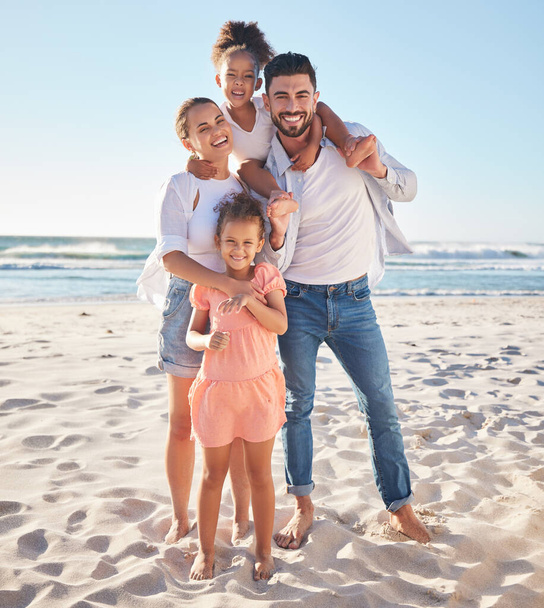Perhe, muotokuva ja onnellinen hymy rannalla lasten ja vanhempien hiekalla auringossa. Kesällä hauskaa lapsille, äidille ja miehelle meren veden ja aaltojen kanssa onnea ja laatuaikaa luonnossa. - Valokuva, kuva