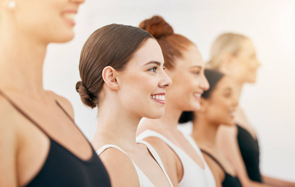 Balett, meghallgatás és nők a táncakadémia stúdiójában mosollyal, motivációval és képzőművészeti előadással. Német balerina lány táncos csoport vagy csapat érzés büszke tánc után együtt. - Fotó, kép