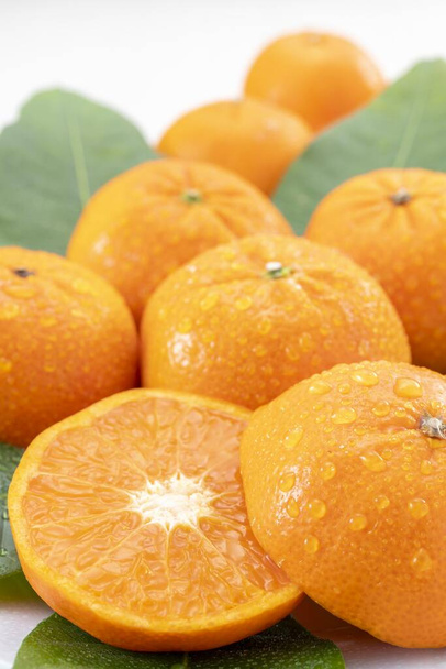 Fresh and delicious oranges with plenty of juice - Foto, Imagem