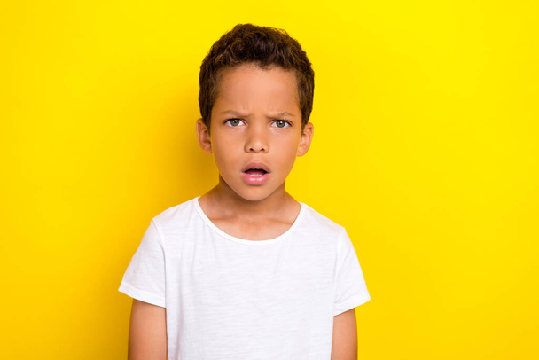 Photo of astonished boy dressed trendy clothes misunderstood what happened situation problem trouble isolated on yellow color background. - Foto, Bild