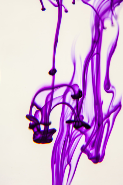 Líquido violeta en agua
 - Foto, Imagen