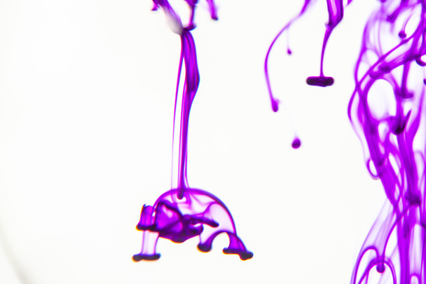 Fioletowe cieczy w wodzie - Zdjęcie, obraz