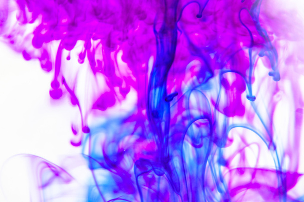 blaue und violette Flüssigkeit im Wasser - Foto, Bild