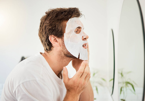 Ember, fürdőszoba tükör és bőrápoló arc maszk kozmetikai tisztító olaj probléma vagy higiéniai kezelés. Fiatal férfi személy megérintése, hidratáló és tisztító arc termék reggeli mosás rutin. - Fotó, kép