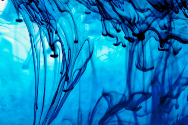 liquide bleu dans l'eau
 - Photo, image