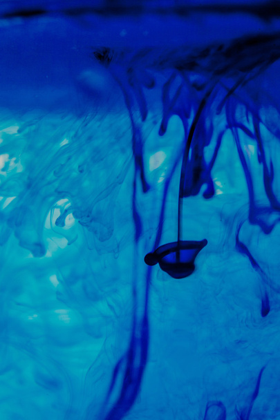 liquido blu in acqua
 - Foto, immagini