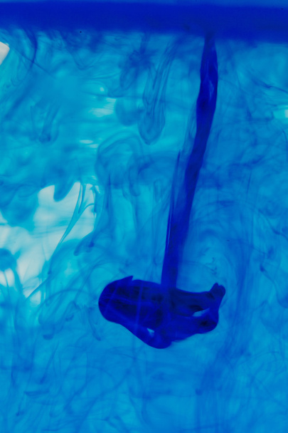 blaue Flüssigkeit im Wasser - Foto, Bild