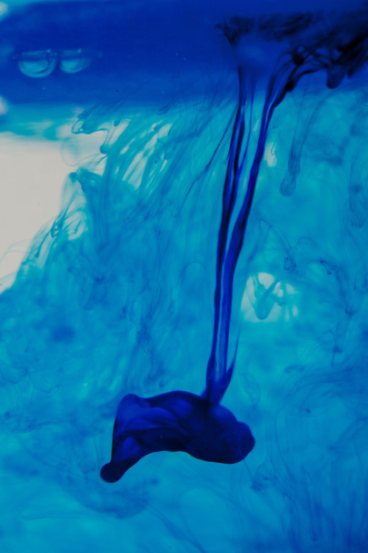 niebieski płyn w wodzie - Zdjęcie, obraz