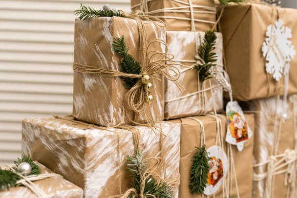 Presents in old sled. Christmas gifts in kraft paper - Foto, Imagem