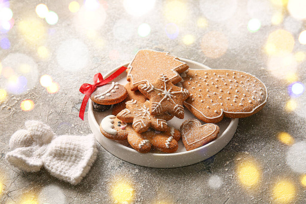 Πιάτο με γλυκά χριστουγεννιάτικα μπισκότα μελόψωμο σε grunge φόντο - Φωτογραφία, εικόνα