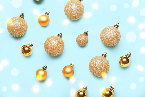 Złote kulki świąteczne na jasnoniebieskim tle - Zdjęcie, obraz