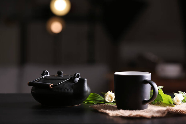 Teiera e tazza di bevanda calda sul tavolo nel caffè - Foto, immagini