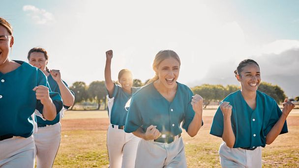 幸せ、野球女子チームと成功フィットネスチームで優勝し、スポーツゲームの後に一緒に勝利し、お祝いします。スポーツ大会優勝を祝うフィールド上のチームワーク、笑顔とソフトボールの女の子 - 写真・画像