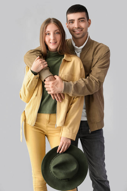 Jeune couple à la mode en vêtements d'automne sur fond clair - Photo, image