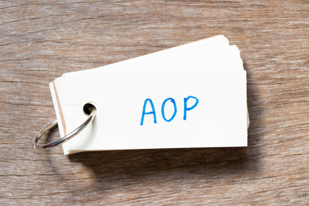 Flash κάρτα με γραφικό χαρακτήρα σε AOP λέξη (συντομογραφία του ετήσιου επιχειρησιακού σχεδίου ή Aspect-oriented προγραμματισμού) σε φόντο ξύλου - Φωτογραφία, εικόνα