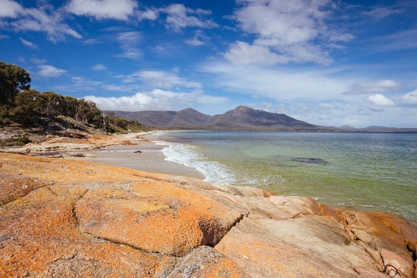 La plage emblématique de Hazards Beach lors d'une chaude journée de printemps sur le côté ouest de la péninsule de Freycinet en Tasmanie, Australie - Photo, image