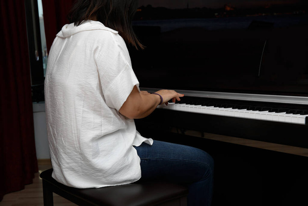 людина грає музику з різноманітним обладнанням
 - Фото, зображення