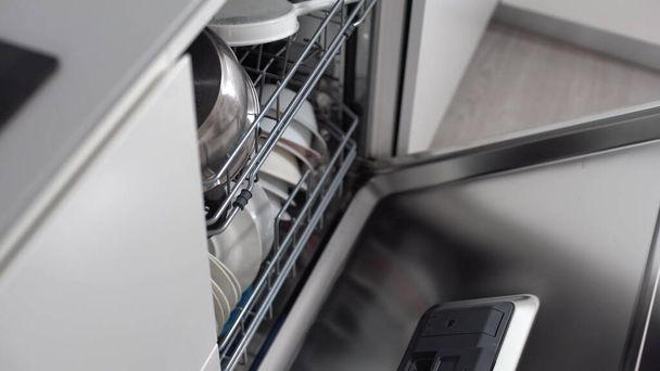 Μοντέρνο πλυντήριο πιάτων ανοιχτό, τεχνολογία, κουζίνα - Φωτογραφία, εικόνα