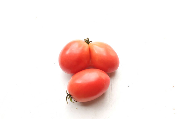 tomate seeda vermelho e rosa maduro fresco (lycopersicon esculentum mill) isolado sobre fundo branco. esta variedades de tomate é ingrediente da salada de mamão, tomate rosa - Foto, Imagem