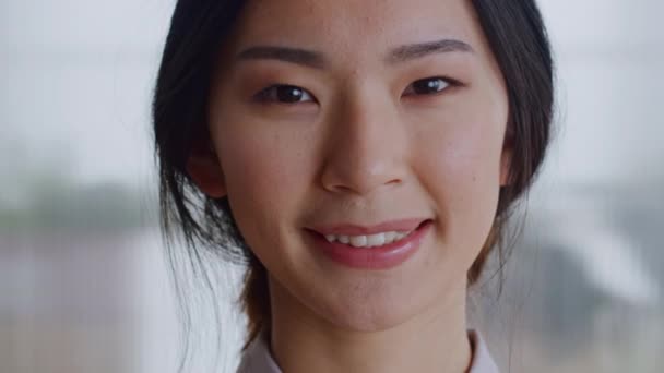 Japanilainen nainen, nauraa ja kasvot huonot hampaat hammashoidon ja vakuutus suun kirurgia. Muotokuva, zoom tai onnellinen hymy malli näkymätön terveydenhuollon apua tai lääketieteen oikomishoidon hammasraudat. - Materiaali, video