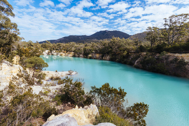 Μικρή Γαλάζια Λίμνη σε μια ηλιόλουστη ανοιξιάτικη μέρα κοντά στην αγροτική πόλη της Pioneer στη βορειοανατολική Τασμανία της Αυστραλίας - Φωτογραφία, εικόνα