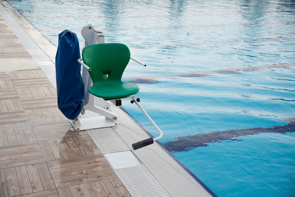 Swinging arm disabled chair. Swimming pool lift with a chair - Zdjęcie, obraz
