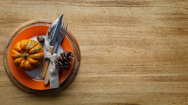 Le concept de Thanksgiving et Harvest Festival. Citrouille sur une vieille table rustique avec espace de copie - Photo, image