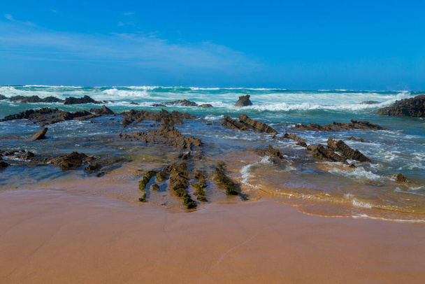 Schöner leerer Strand an der Westküste der Algarve, Portugal - Foto, Bild