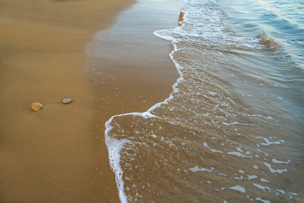 Beach background.Sand and turquoise foamy sea water - Valokuva, kuva