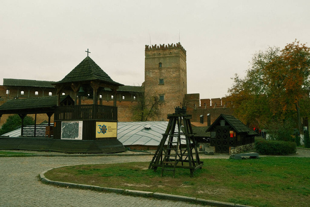 Lutsk, Volyn, Ucrania - un símbolo de Lutsk y su principal atracción - Castillo de Lutsk Lubart. Vista interior - muros y torre de un antiguo castillo. Murallas de ladrillo y torre de vigilancia de un antiguo castillo. - Foto, imagen