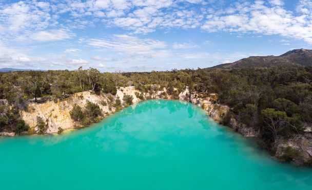 Kis kék tó egy napos tavaszi napon, közel a vidéki város úttörő északkelet Tasmania Ausztrália - Fotó, kép