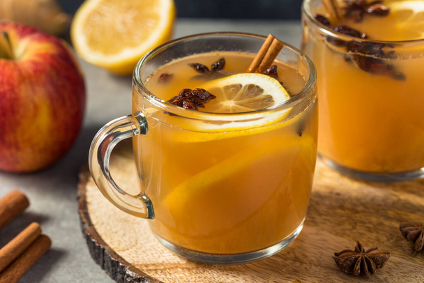 Homemade Wassail Mulled Apple Cider with Lemon and Cinnamon - Foto, Imagen