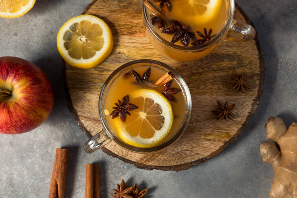 Homemade Wassail Mulled Apple Cider with Lemon and Cinnamon - Foto, afbeelding