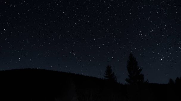 Berglandschap tijdens de nacht met sterren en heldere hemel. Sterren 's nachts - Foto, afbeelding