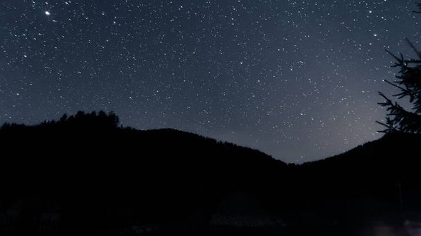 Vuoristomaisema yöllä tähtien ja kirkkaan taivaan kanssa. Tähdet yöllä - Valokuva, kuva