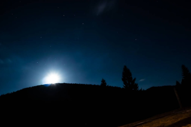 Ορεινό τοπίο κατά τη διάρκεια της νύχτας με αστέρια και καθαρό ουρανό - Φωτογραφία, εικόνα