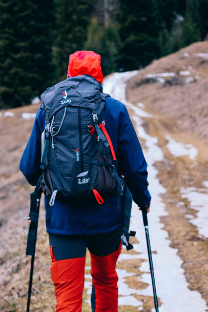 Piatra Neamt, Rumania, 19 de febrero de 2022 - Hombre con equipo caminando por las montañas durante el invierno - Foto, imagen